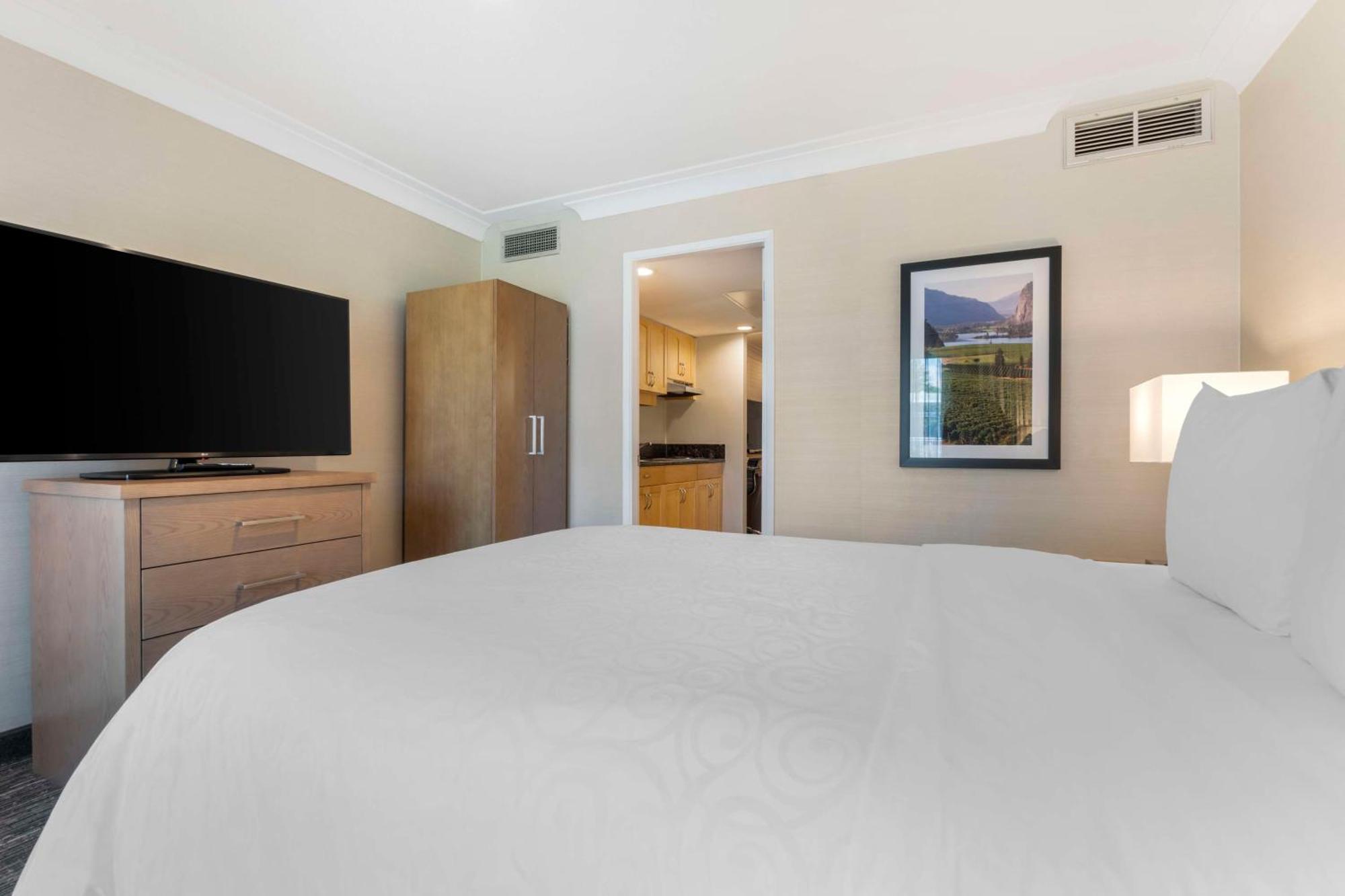 Best Western Plus Kelowna Hotel & Suites Εξωτερικό φωτογραφία