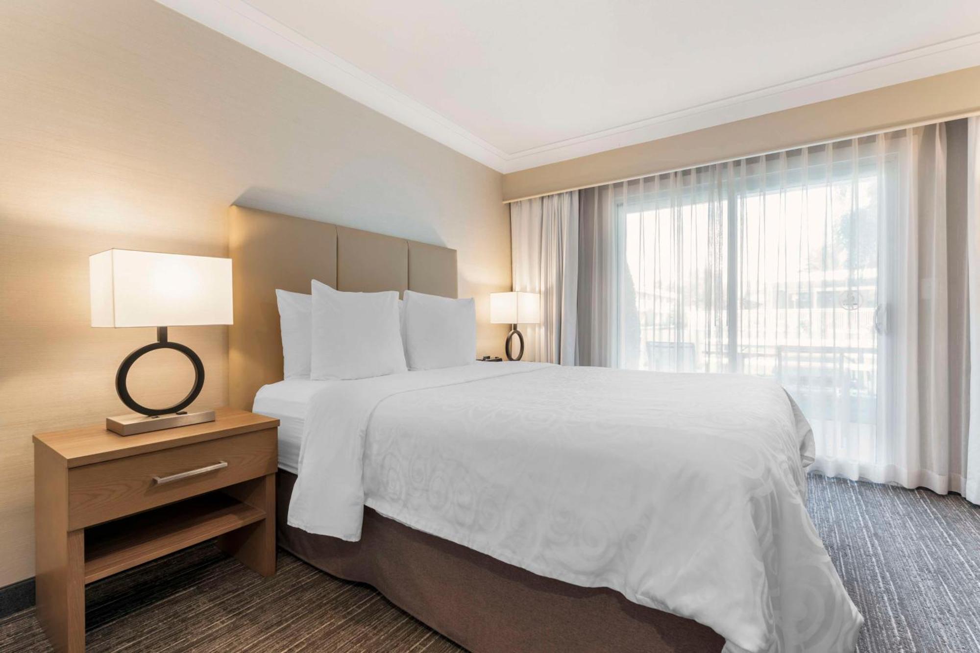 Best Western Plus Kelowna Hotel & Suites Εξωτερικό φωτογραφία