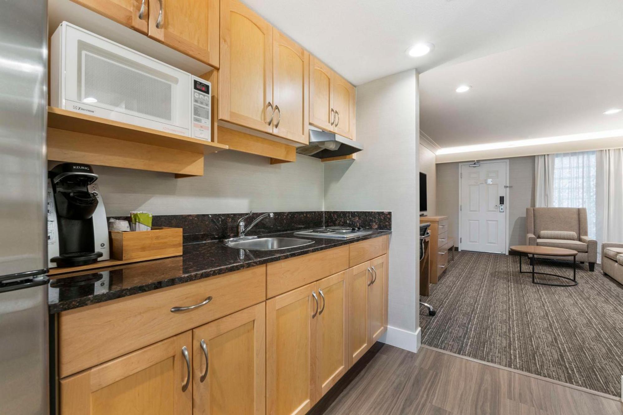 Best Western Plus Kelowna Hotel & Suites Εξωτερικό φωτογραφία