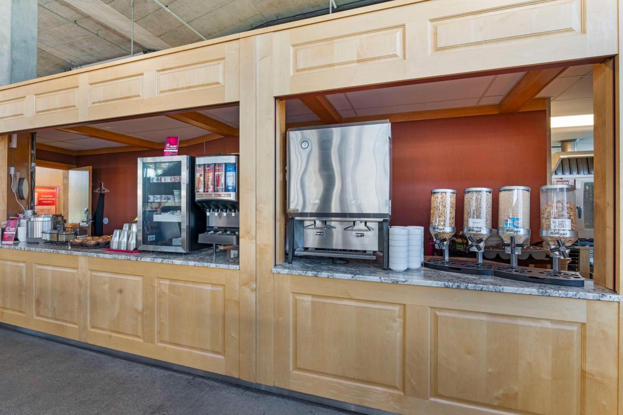 Best Western Plus Kelowna Hotel & Suites Εξωτερικό φωτογραφία