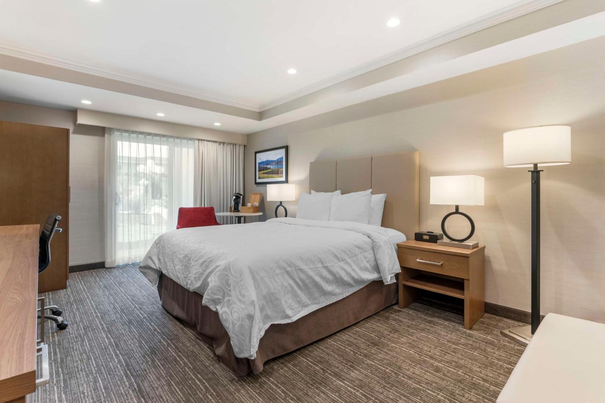 Best Western Plus Kelowna Hotel & Suites Εξωτερικό φωτογραφία