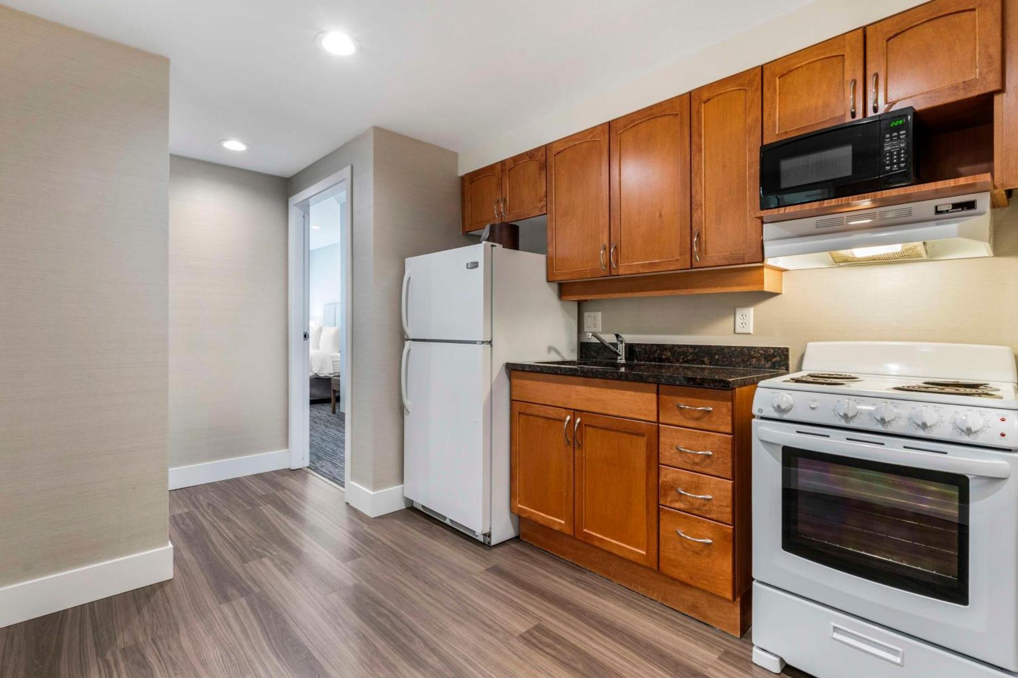 Best Western Plus Kelowna Hotel & Suites Εξωτερικό φωτογραφία